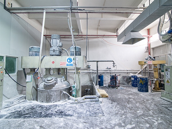 膠（jiāo）水存放區一角展示